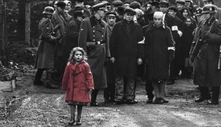 Dowiadujemy się, że w serialowej rzeczywistości Steven Spielberg w 1992 roku nakręcił wielokrotnie nagradzany film „Pale Horse”, który opowiadał o grupie muzycznej, grającej w Madison Square Garden w czasie ataku kałamarnicy – obraz miał być czarno-biały, a w jednej z sekwencji pokazano kolorową postać dziewczynki w czerwonej sukience. Przypomnijmy, że w prawdziwym świecie w 1993 roku do kin weszła „Lista Schindlera” Spielberga, w której na ekranie wykorzystano podobny zabieg wizualny.