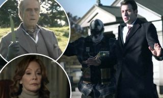 Agent Dale Petey nawiązuje do pokazanego w komiksach strajku policjantów z roku 1977 – to po tych wydarzeniach wprowadzono Ustawę Keene’a o działalności zamaskowanych mścicieli. W trakcie zamieszek Komediant potraktował protestujących gazem łzawiącym, by później strzelać w ich kierunku. 