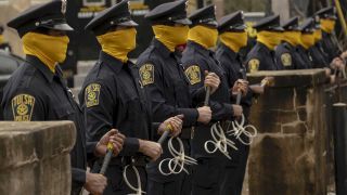 W 3. odcinku poznajemy kolejnego policjanta ukrywającego swoją tożsamość – oficer szkolący psy policyjne korzysta bowiem z maski psa. 