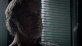 Laurie mówi Angeli o ukrytym przejściu w szafie zmarłego Crawforda, dodając, że jej ojciec miał taki sam. W komiksach Rorschach po śmierci Edwarda Blake’a odkrył za jego szafą tajemnicze pomieszczenie, gdzie trzymał on strój Komedianta. 