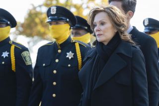 Przed pogrzebem Laurie mówi, że nie ma zasadniczej różnicy pomiędzy życiem i śmiercią – „to niewymierne abstrakty”. Cytat ten pochodzi od słów Doktora Manhattana. 