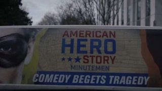 Dokumenty z serii „American Hero Story” dzielą się najwidoczniej na 2 sezony – pierwszy opowiada o grupie Crimebusters z lat 70. (w jej skład wchodzili Kapitan Metropolis, Komediant, Jedwabna Zjawa II, Nocny Puchacz II, Rorschach, Doktor Manhattan i Ozymandiasz), drugi zaś poświęcony jest oryginalnej drużynie superbohaterskiej, Gwardzistom (ang. Minutemen). 