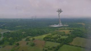 Gdy agenci Blake i Petey lecą do Tulsy, z okna samolotu widać Zegar Milenijny, który powstał dzięki Lady Trieu (postać tę zobaczymy w kolejnych odcinkach). Petey recytuje w dodatku fragment wiersza „Ozymandiasz” autorstwa Percy’ego Bysshe Shelleya. Warto zauważyć, że Lady Trieu przejęła wszystkie firmy należące wcześniej do Adriana Veidta aka Ozymandiasza. 