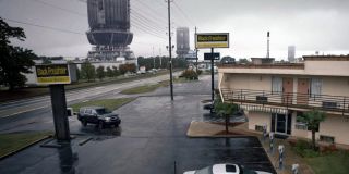 Hotel, w którym zatrzymują się Laurie i Petey, nazywa się Black Freighter Inn & Suites – to nawiązanie do Tales of the Black Freighter (Opowieści o Czarnym Okręcie), fikcyjnego komiksu o piratach, który pojawia się w historiach o Strażnikach. 