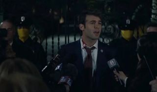 Jeden z dziennikarzy pyta senatora Keene’a o generator pola siłowego, który budują Rosjanie. Być może chodzi tutaj o to samo urządzenie, które dało Doktorowi Manhattanowi jego niemalże boskie moce. 