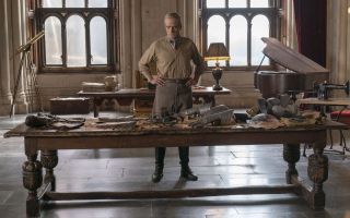 Na biurku Veidta znajduje się lupa – powiększa ona fragment rysunku, na którym widoczna jest kałamarnica. Przypomnijmy, że Ozymandiasz za pomocą wielkiej kałamarnicy wysłanej do centrum Nowego Jorku chciał zakończyć zimną wojnę, jednocząc USA i ZSRR w walce z większym zagrożeniem w postaci inwazji kosmitów. 