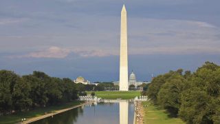 Pomnik Waszyngtona w „Opowieści podręcznej” został zastąpiony gigantycznym krzyżem. W „Watchmen” dookoła niego widzimy z kolei nieistniejącą w rzeczywistości, owalną platformę obserwacyjną. 