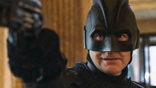 Zamaskowanym mścicielem pojmanym przez FBI jest z kolei Pan Cień – wyglądem przypomina on Batmana z filmów Christophera Nolana, w dodatku zostaje też określony jako „bogaty dupek”. 