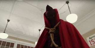 Z odcinka dowiadujemy się, że emitowany w telewizji serial „American Hero Story” spotkał się z fatalnym przyjęciem ze strony widzów.