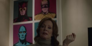 Postacie, o których Laurie opowiada w ramach żartu, to Nocny Puchacz, Ozymandiasz i Doktor Manhattan. Rzucająca cegłą dziewczynka to z kolei ona sama – zwróćmy uwagę, że to właśnie dzięki Laurie Manhattan zaczął dbać o ludzkość. 