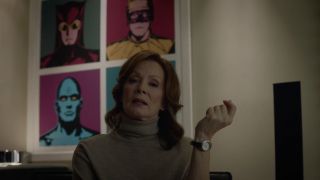 W mieszkaniu Laurie znajduje się też obraz stylizowany na prace Andy’ego Warhola – pojawiają się na nim Jedwabna Zjawa II, Nocny Puchacz II, Ozymandiasz i Doktor Manhattan. Postać Warhola widzieliśmy także w sekwencji otwierającej film Zacka Snydera. 