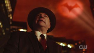 Już w pierwszych minutach crossoveru pokazywane są Ziemie, które zostają zniszczone przez falę antymaterii. Pierwszą z nich jest Ziemia-89 – w 1989 roku na ekrany kin wszedł film „Batman” w reżyserii Tima Burtona. Na ławce w Gotham City widoczna jest postać z tej produkcji, dziennikarz Alexander Knox, dawny współpracownik Vicki Vale, który czyta gazetę o Batmanie pokonującym Jokera. Później patrzy on w niebo szukając bat-sygnału.