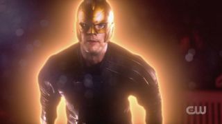 Następna na drodze fali antymaterii jest Ziemia-X, którą widzieliśmy już w jednym z poprzednich crossoverów – to tutaj pokazano herosów działających w nazistowskiej dystopii. Bohaterem ujęcia jest Ray Terrill aka The Ray, heros, który doczekał się animowanego serialu na platformie CW Seed.