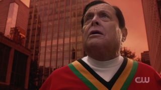 Ostatnią ze zniszczonych w początkowej sekwencji planet jest Ziemia-66. W 1966 roku na ekrany kin wszedł film „Batman zbawia świat”, w którym w rolę Dicka Graysona aka Robina wcielał się Burt Ward. To właśnie on w swoim stylu krzyczy wniebogłosy, gdy widzi, że sklepienie staje się czerwone.