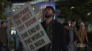 Następnie przenosimy się na Ziemię-38 do National City – to tutaj pojawia się znany z seriali „Star Trek: Następne pokolenie” i „Teoria wielkiego podrywu” Will Wheaton, który za pomocą transparentów i okrzyków obwieszcza, że nadchodzi zagłada. Aktor już wcześniej podkładał głos rozmaitym postaciom w filmach i serialach animowanych opartych na produkcjach DC. Warto też zauważyć, że sposób jego protestów może budzić skojarzenia z uniwersum Strażników.