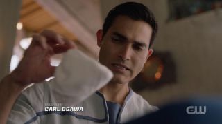 Superman na Argo wiedzie spokojny żywot męża i ojca. Jego syn nosi – podobnie jak w komiksach – imię Jonathan. Zwróćmy też uwagę, że zostaje on umieszczony w kapsule, co przywodzi na myśl ratowanie małego Kal-Ela w czasie zniszczenia planety Krypton. W dodatku Lois stwierdza, że wraz z Clarkiem będą się nim opiekować „nawet w obliczu śmierci” – dokładnie tych samych słów użył Jor-El przy małym Kal-Elu w filmie „Superman” z 1978 roku.