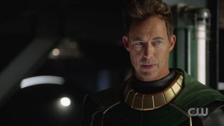 Najnowsze wcielenie Harrisona Wellsa z Arrowverse – Nash Wells, który po odkryciu tajemnego przejścia pod Central City zamienił się w znanego z komiksów Pariasa. Postać ta ma być obserwatorem zniszczenia wszechświata; jednocześnie, podobnie jak w komiksach, potrafi przenosić herosów pomiędzy alternatywnymi światami.