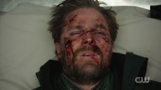 W komiksie „Kryzys na Nieskończonych Ziemiach” Green Arrow także ginął – była to jednak wersja postaci z Ziemi-2, którą widzieliśmy w historiach ze Złotej Ery Komiksu.