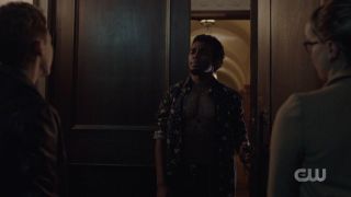 W serialu „Batwoman” Luke Fox przedstawiany jest jako ta sama osoba dla Kate, którą Alfred jest dla Bruce’a Wayne’a. W crossoverze jego wizerunek jest bliższy temu z komiksów – Luke nie został pokazany jako nerd.