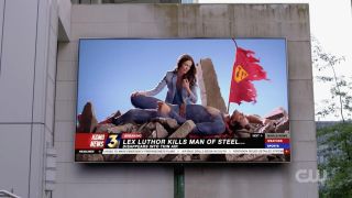 W programie telewizyjnym widzimy Lois opłakującą zmarłego Supermana – ujęcie to jest żywcem wyjęte z komiksu „Śmierć Supermana” z 1992 roku, w którym Człowiek ze Stali został zabity przez Doomsdaya.