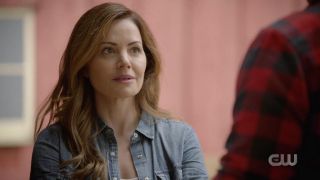 W rolę Lois Lane, podobnie jak w „Tajemnicach Smallville”, wciela się Erica Durance. Przypomnijmy, że w „Supergirl” grała już ona matkę tytułowej bohaterki, Alurę – postać ta zginęła w pierwszej odsłonie crossoveru.