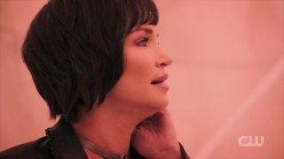 Na początku trzeciej odsłony crossoveru widzimy Ziemię-203. W 2003 roku zakończyła się emisja serialu „Ptaki Nocy”, w którym pojawiały się m.in. Huntress i Oracle. Portretująca pierwszą z nich Ashley Scott pojawia się także w Arrowverse.