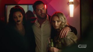 Constantine zabiera Mię i Digga na Ziemię-666, na której przebywa Lucyfer. W rolę tego ostatniego, podobnie jak w serialu emitowanym obecnie na Netfliksie, wciela się Tom Ellis – kilka miesięcy temu aktor zdecydowanie zaprzeczał, że pojawi się w crossoverze.