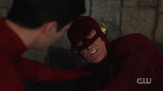 Na Ziemi-90 przebywa uwięziony przez Anty-Monitora Flash. Przypomnijmy, że w jego rolę, podobnie jak w serialu z 1990 roku, wciela się John Wesley Shipp – w Arrowverse widzieliśmy go już także jako Jaya Garricka czy Henry’ego Allena.
