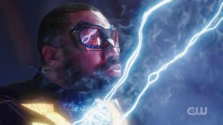 Po raz pierwszy potwierdzono także oficjalnie, że akcja serialu „Black Lightning” rozgrywa się w Arrowverse – Flashowi pomaga więc Jefferson Pierce, którego macierzysta planeta została zniszczona przez falę antymaterii.
