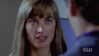 Zanim Flash z Ziemi-90 umrze, widzimy scenę z serialu z 1990 roku – tytułowy bohater rozmawia ze swoim obiektem westchnień, Tiną McGee.