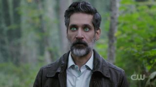 Na Lian Yu Constantine, Mia, Dig szukają Olivera – pojawia się tu również Jim Corrigan aka Spectre, który z nieznanych jeszcze powodów zostawia Queenowi swoje moce. Constantine mówi wówczas, że zna „inną wersją Corrigana” – w serialu o demonologu faktycznie pojawił się detektyw Jim Corrigan.