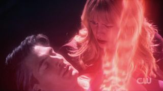 Supergirl obejmuje umierającego Supermana – to nawiązanie do okładki „Kryzysu na Nieskończonych Ziemiach”, na której to Superman trzymał na rękach zmarłą Dziewczynę ze Stali.