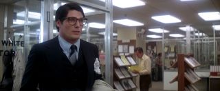W siedzibie Daily Planet widzimy kilka nagłówków poszczególnych wydań gazety, jak choćby „Spędziłam noc z Supermanem”. Dokładnie te same nagłówki widzieliśmy w filmie „Superman” z 1978 roku.
