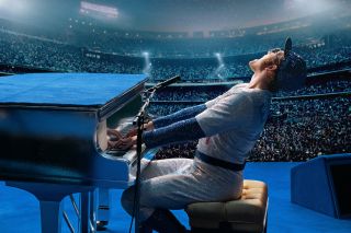 Unoszący się nad fortepianem Elton John w "Rocketman"