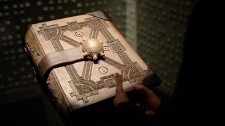 Księga Przeznaczenia odegrała istotną rolę także w zeszłorocznym crossoverze. Podobnie jak w komiksach pozwala ona spojrzeć w przyszłość i zmieniać rzeczywistość. Monitor cofnął się po nią w czasie (w ramach „Elseworlds” została bowiem zniszczona), by za jej pomocą odnaleźć pozostałych herosów wchodzących w skład Siedmiu Wzorów.