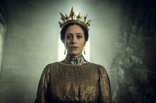 Królowa Calanthe (Jodhi May) - znana także jako Lwica z Cintry, matka Pavetty i babka Cirilli. W opowiadaniach wynajmuje wiedźmina Geralta, aby ten uporał się z Jeżem z Erlenwaldu. Ostatecznie akceptuje go jako zięcia i przyjmuje oświadczyny Eista, co umożliwia sojusz ze Skellige.