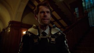 Wersja Batmana z Ziemi-99 posiada gablotę pokazującą zmarłych przeciwników – widzimy tu nawiązania do Jokera, Riddlera, Mister Freeze’a, jak również do pokonanego Supermana. Przypomnijmy, że walkę Batmana i Supermana widzieliśmy choćby w komiksie „Powrót Mrocznego Rycerza”.