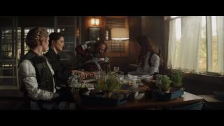 W trailerze Natasza, Yelena, Aleksij i Melina nazwani są „rodziną”, przy czym słowo to ma w pierwszej kolejności ironiczny wydźwięk. Warto jednak odnotować, że w serii „Black Widow: Deadly Origin” Romanow poślubiła Aleksija w ramach ostatniej próby ucieczki od życia agentki, natomiast Szostakow upozorował własną śmierć, by później rozpocząć trening jako Red Guardian.