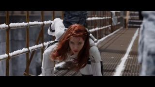 Biały kostium, który już teraz cieszy się wielką popularnością wśród internautów. Jest on niemal identyczny z tym, który widzieliśmy w serii komiksowej „Black Widow: Deadly Origin” – został on oczywiście zaprojektowany z myślą o misjach na zaśnieżonym terenie. Z zawartych w tej sekwencji dialogów możemy wnioskować, że Wdowa założyła go w trakcie misji infiltracji bazy Czerwonego Pokoju.