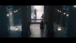 W pierwszej fazie materiału widzimy i słyszymy nawiązania do wkładu, jaki w MCU miała Czarna Wdowa. Marvel Studios najwyraźniej chce, by na poziomie marketingowym samodzielny film o niej był czymś w rodzaju końca jej podróży. Zwróćmy też uwagę, że Natasza innych członków Avengers traktuje jak nową rodzinę – nieprzypadkowo więc w trailerze widzimy inną „rodzinę”, w ramach której funkcjonowała.