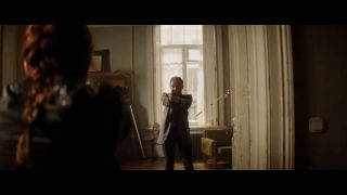 Florence Pugh jako Yelena Belova. Postać ta w komiksach po raz pierwszy pojawiła się w 1999 roku, gdy pokazano ją jako tajemniczą osobę przygotowującą atak na zamieszkane przez Inhumans miasto Attilan. Marvel względnie szybko ujawnił, że Yelena jest spadkobierczynią Nataszy w projekcie Czerwony Pokój (szerzej o nim za chwilę) – to właśnie dlatego Romanow niejednokrotnie chciała uratować ją przed tym samym losem. Obie agentki często ze sobą walczyły; choć Belova w akademii szpiegów uzyskiwała lepsze wyniki, Natasza górowała nad nią doświadczeniem.