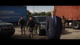 Do MCU wraca generał Thaddeus „Thunderbolt” Ross, postać, którą widzieliśmy już w filmach „The Incredible Hulk”, „Kapitan Ameryka: Wojna bohaterów”, „Avengers: Wojna bez granic” i „Avengers: Koniec gry”. Zwróćmy uwagę, że w powyższym ujęciu późniejszy sekretarz stanu USA został cyfrowo odmłodzony – nie możemy więc wykluczyć, że mamy tu do czynienia z retrospekcją, która pokaże nam, jakie piętno na życiu Nataszy odcisnął Ross w przeszłości.