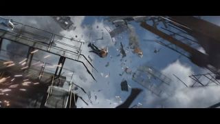 Kolejne ujęcia pokazują nam widoczną już wcześniej sekwencję zniszczenia bazy Czerwonego Pokoju przez lawinę śnieżną. Zwróćmy uwagę, że Natasza wyskakuje z helikoptera i leci w ramach swobodnego spadania, co może przywodzić na myśl lot Pajączka z filmu „Spider-Man: Daleko od domu”.