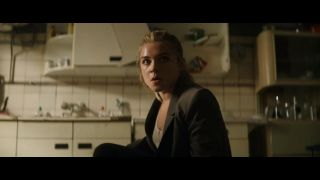 W zwiastunie Natasza sarkastycznie nazywa Yelenę swoją „siostrzyczką” – to pierwszy trop zdradzający, że wszystkie kobiety szkolone w projekcie Czerwony Pokój mniej lub bardziej przymusowo traktują się jak rodzina. Warto przypomnieć, że Romanow przekazała S.H.I.E.L.D. wszystkie niezbędne informacje na temat Czerwonego Pokoju, z ulokowaniem baz i kryjówek i listą kontaktów na czele, dlatego odpowiedzialni za projekt mogą ją traktować jak zdrajczynię.