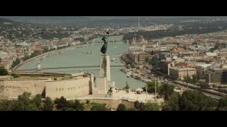 Wygląda na to, że przynajmniej pierwsza część filmu będzie rozgrywać się w Budapeszcie. Już z poprzednich odsłon MCU wiemy, że miasto to miało wpływ na działania Czarnej Wdowy – w produkcji „Avengers” wraz z Hawekeyem mówiła ona, że walka z Chitauri przypomina jej Budapeszt, natomiast w „Avengers: Końcu gry” Clint wzmiankuje o „długiej podróży do Budapesztu”. Wszystko wskazuje na to, że to właśnie w stolicy Węgier doszło do ich pierwszego spotkania.