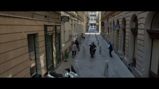 Znamy już zamiłowanie Czarnej Wdowy do korzystania z motocykli – wygląda na to, że bohaterka ostatecznie dojdzie z Yeleną do porozumienia i razem staną do walki, najprawdopodobniej z Taskmasterem. Lokacje na drugim planie mogą bowiem sugerować, że ucieczka na motorze pochodzi z tej samej sekwencji, w której pojawia się antagonista.