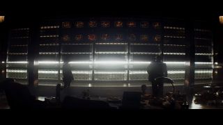 Z dużym prawdopodobieństwem możemy założyć, że w powyższym ujęciu widzimy centrum operacyjne projektu Czerwony Pokój. Przypomnijmy, że w jego ramach młode dziewczynki poddawano okrutnym torturom fizycznym i psychicznym, by następnie szkolić je na wykwalifikowane agentki i szpiegów. Najważniejsze w tej scenie może być to, że na ścianie wisi 16 ekranów, które pokazują działania Czarnych Wdów w jednym czasie – uzmysławia to skalę problemu. Nie jest też wykluczone, że sekwencja jest de facto retrospekcją, która pokazała Nataszy, z jak wielkim okrucieństwem w stosunku do młodych kobiet ma ona do czynienia.