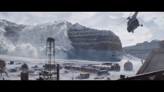 Głos w tle mówi, że „musimy cofnąć się tam, gdzie to wszystko się zaczęło” – w tym momencie w zwiastunie pojawia się położona w wyizolowanym, górskim środowisku baza. To najprawdopodobniej siedziba projektu Czerwony Pokój; ujęcie to potwierdza, że Wdowa prowadzi krucjatę, która raz na zawsze ma położyć kres okrutnemu wykorzystywaniu dziewczynek. Odnotujmy, że na drugim planie widzimy lawinę śnieżną – nie jest na razie jasne, czy mamy tu do czynienia z naturalnym zjawiskiem, czy została ona wywołana poprzez podłożone przez Nataszę ładunki wybuchowe.