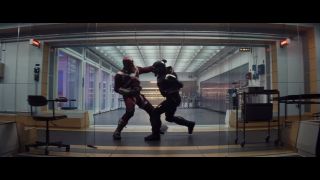 Nie wiemy jeszcze, kto wciela się w rolę Taskmastera – bardzo prawdopodobne, że będzie to O.T. Fagbenle, którego nie widzieliśmy w innych momentach zwiastuna. Zwróćmy uwagę, że złoczyńca zmierzy się w pojedynku jeden na jeden z Red Guardianem. Komentatorzy sugerują, że dojdzie do tego w trakcie ataku na górską placówkę Czerwonego Pokoju.