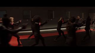 Kolejna scena retrospekcji pokazuje nam trening dziewczynek w ramach projektu Czerwony Pokój. Choć w ujęciu tym pojawia się około 20 kobiet, z dużym prawdopodobieństwem możemy założyć, że szkolą się one tylko w jednej klasie – w całym projekcie mogą więc uczestniczyć setki przyszłych agentek.